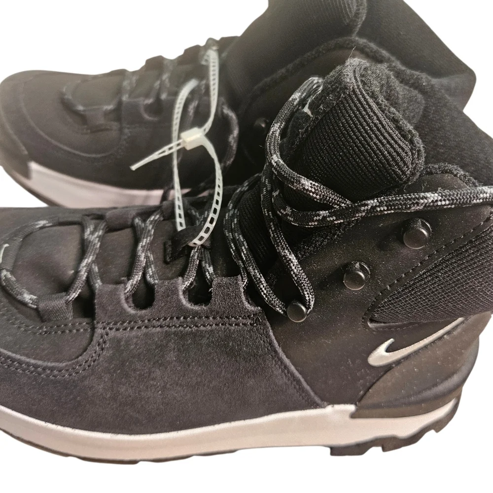 Nike Women's Black Sneakers